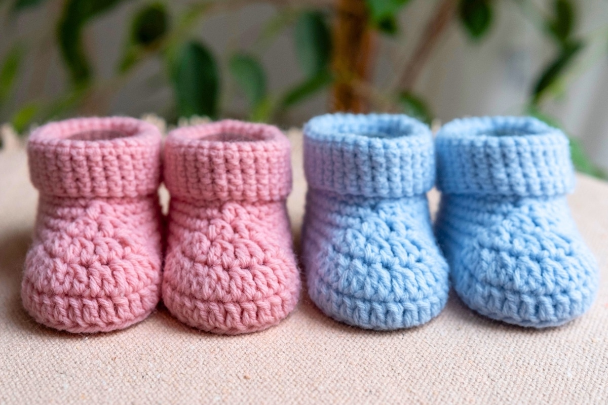 fast crochet baby booties blue and pink yarn colours free pattern