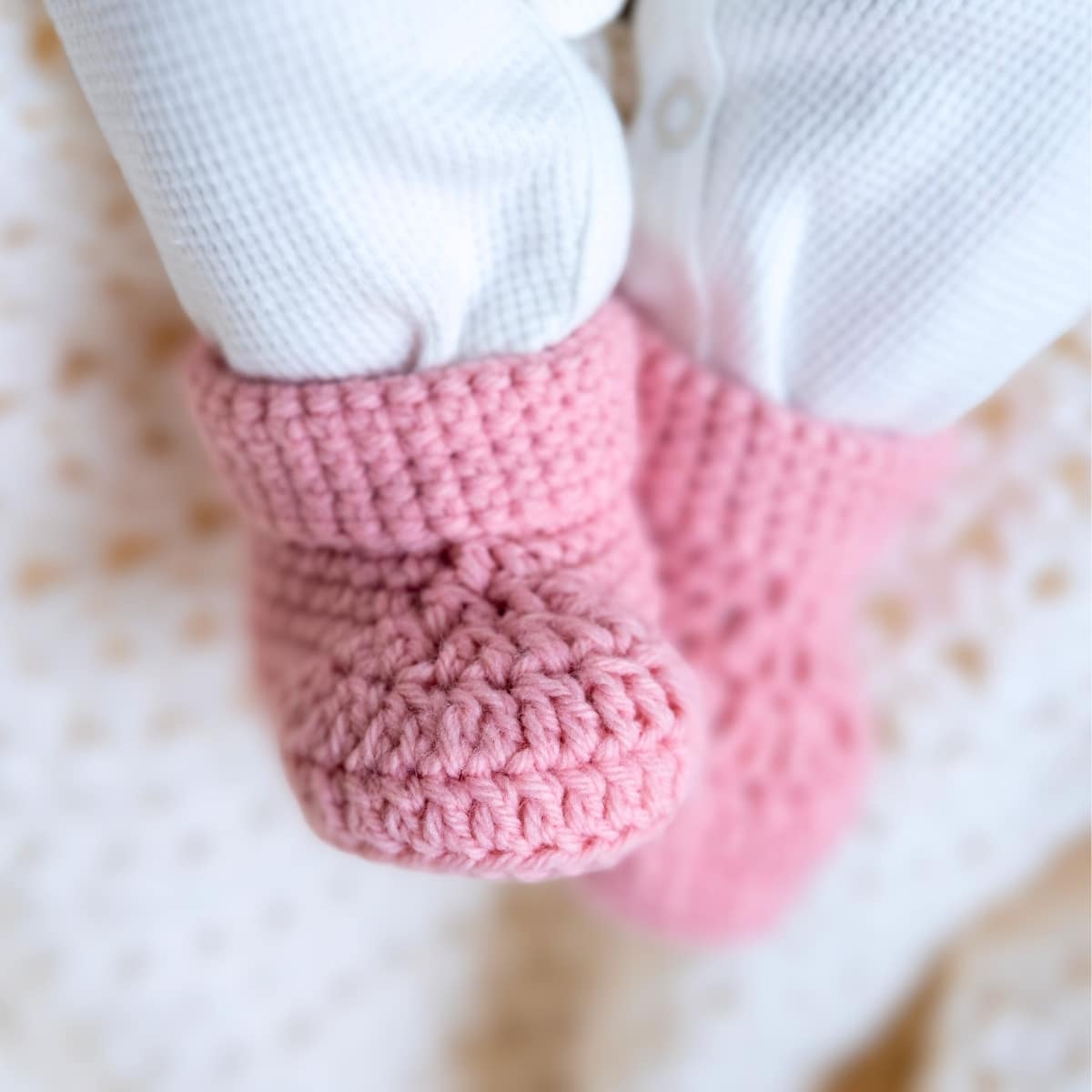 Fast Crochet Baby Booties (A Free and Easy Pattern) - Maisie and Ruth