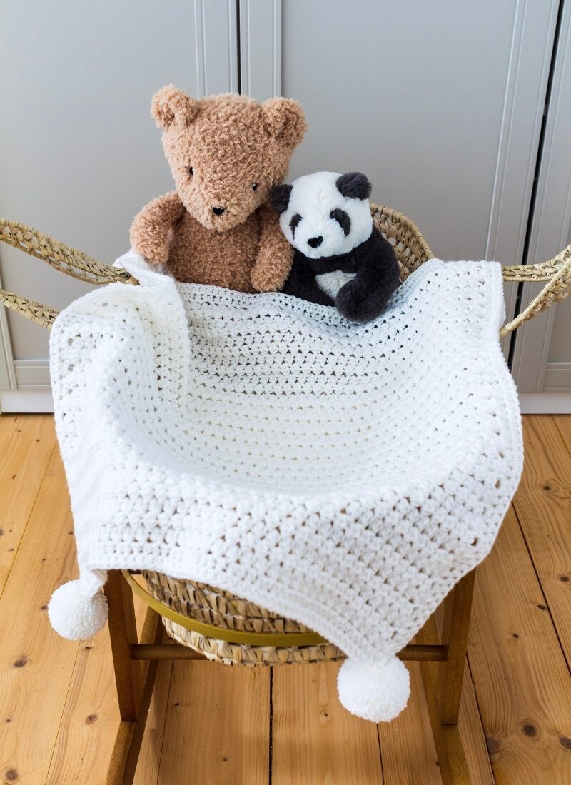 Crochet an Easy Baby Blanket (Free Pattern)