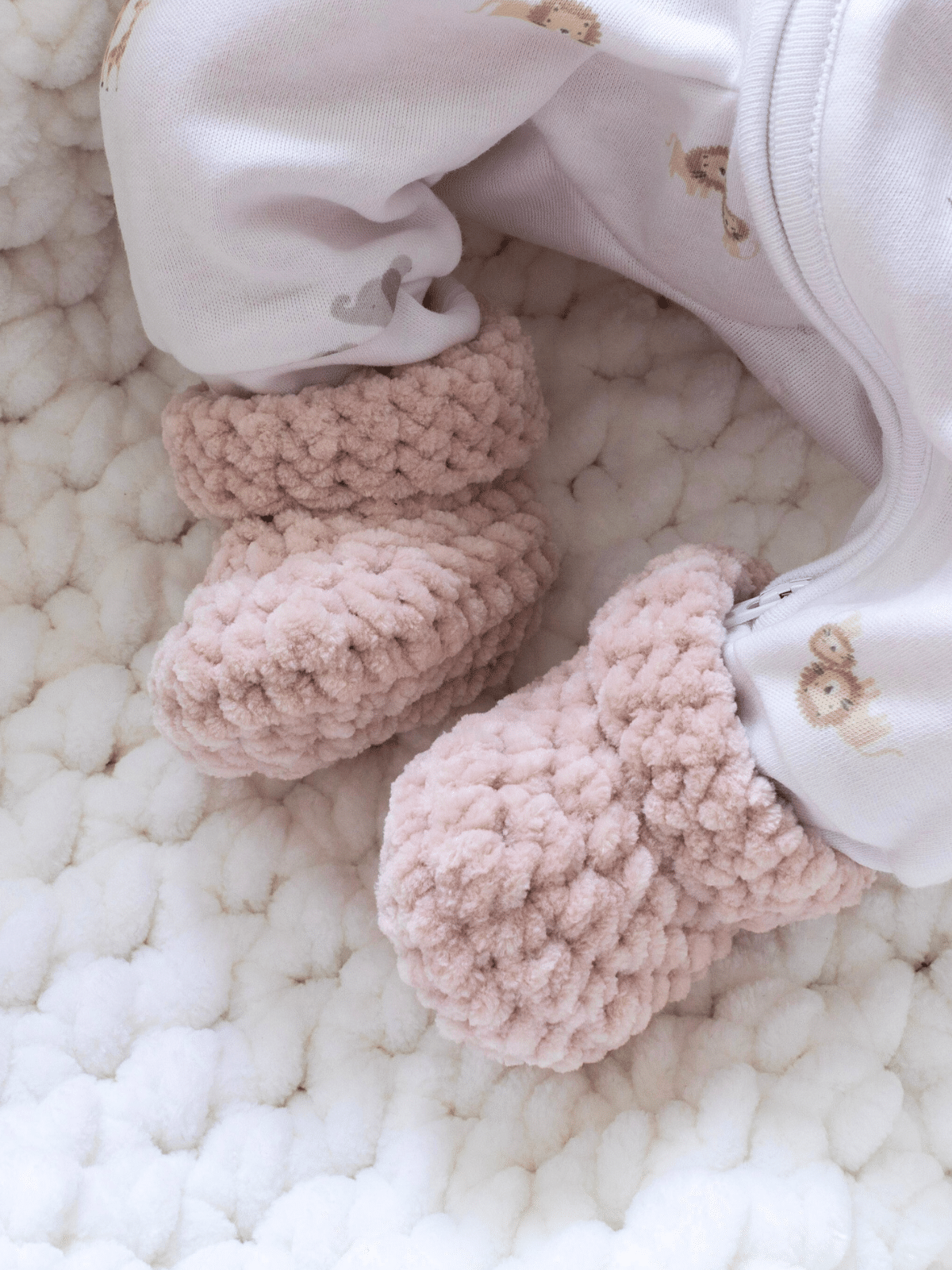chunky crochet baby booties free pattern on baby feet