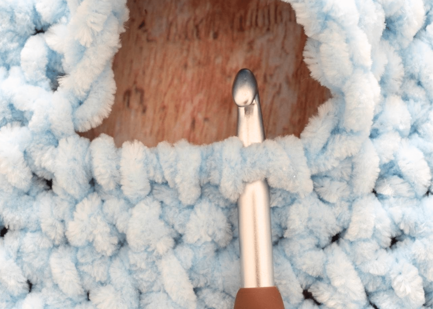 Attaching yarn to left sleeve