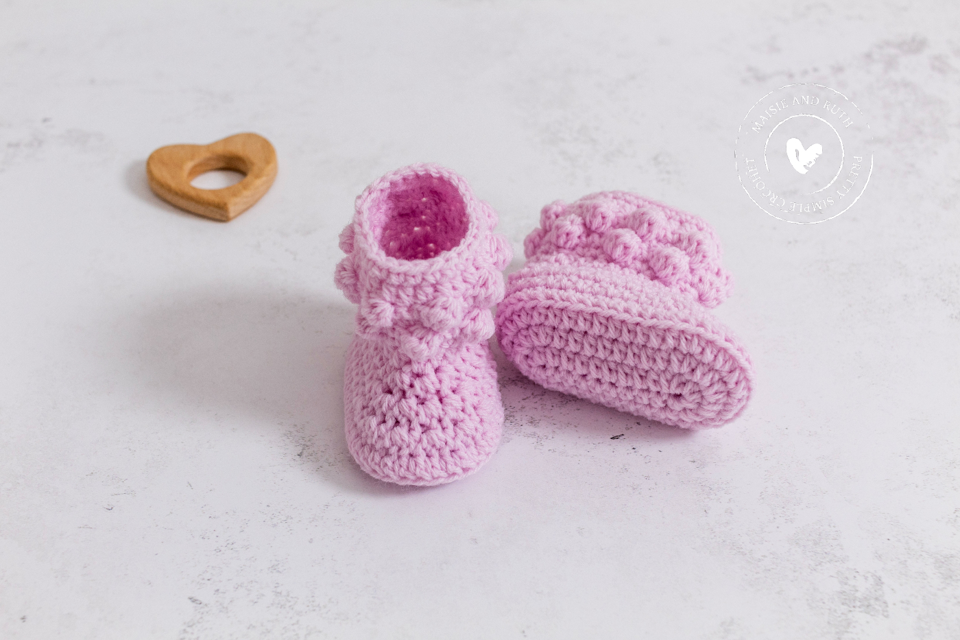 CUTE PAIR HAND KNITTED BABY BOOTIES in WHITE 0-3 MONTHS 1 