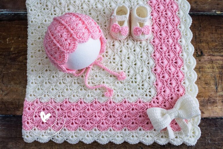 Crochet Simple 3D Bow (Free Pattern) - Maisie and Ruth