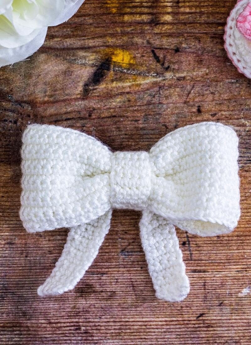 crochet simple 3d bow in white color